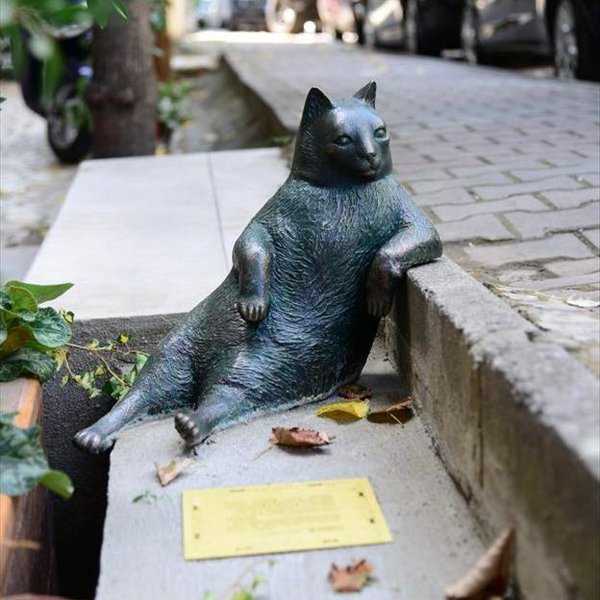 Международный день кошек. самые забавные памятники кошкам